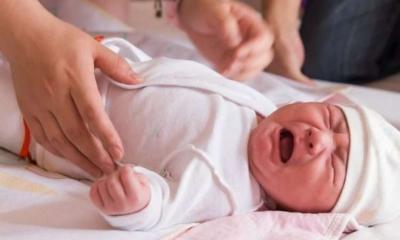 Почему новорожденный ребенок плачет, как найти и устранить причины