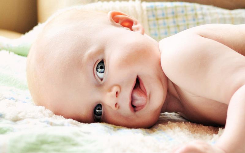 Почему грудной ребенок постоянно жует и высовывает язык: патологические причины или способ общения новорожденного?